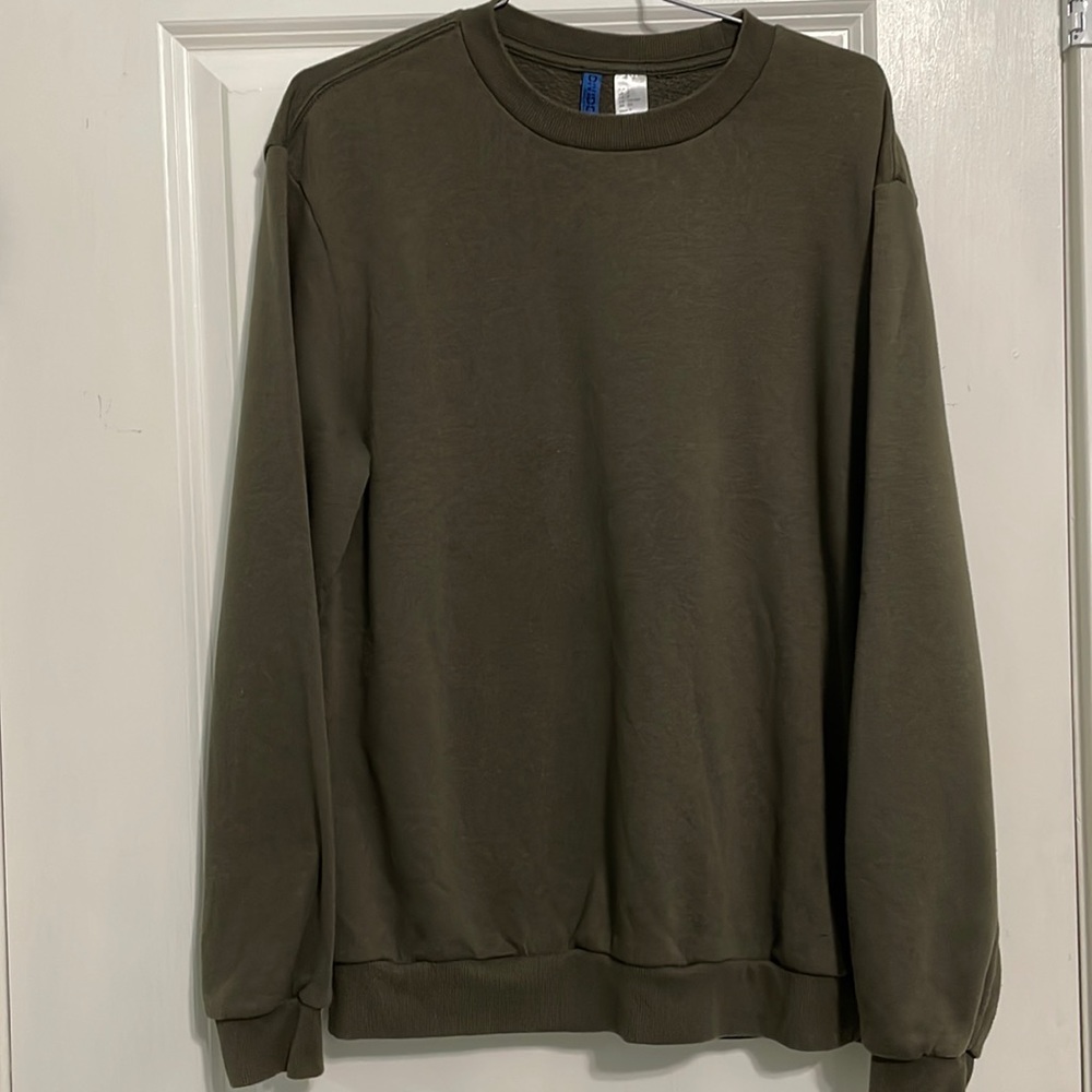H & M men’s olive color sweatshirt